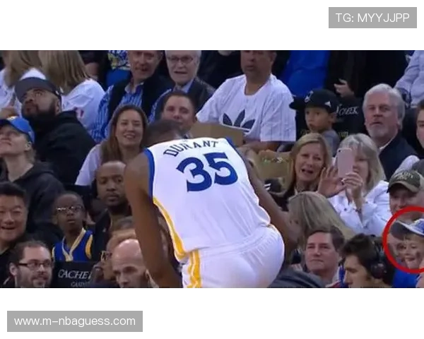 火箭主场氛围热烈，球迷为杜兰特精彩表现欢呼