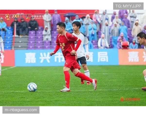 雨中激战：观众为维护场地的工作人员自发鼓掌致敬